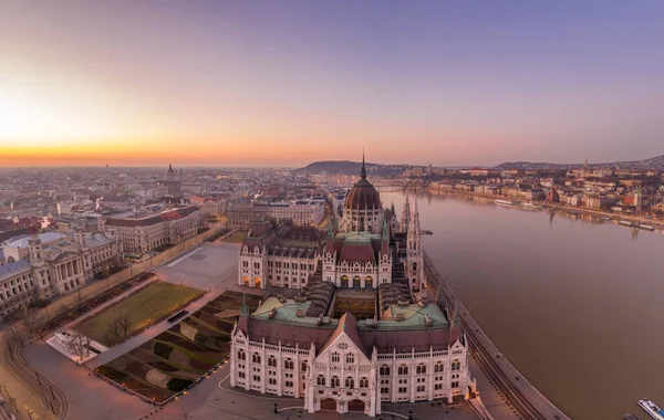 Drone aéreo tiro de cúpula do Parlamento húngaro ao amanhecer antes do nascer do sol em Budapeste manhã — Fotografia de Stock