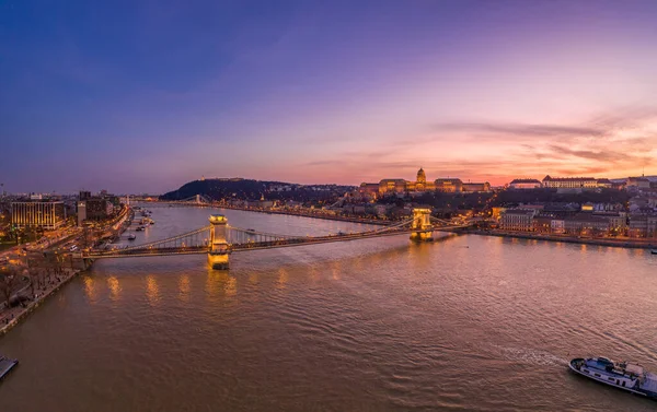 Vuelo aéreo en avión del castillo de Buda en la colina de Buda durante la puesta de sol de Budapest. — Foto de Stock