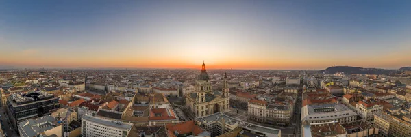 Panoramische drone opname van St. Stephen Basiliek in Boedapest zonsopgang in de ochtend — Stockfoto