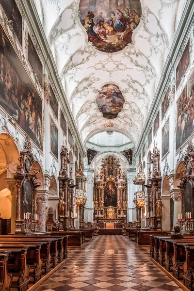 4 feb 2020 - Salzburg, Oostenrijk: Nave uitzicht op Rococo Versierde abdijkerk interieur in St Peter Abbey — Stockfoto