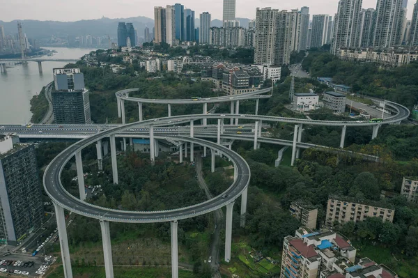 Vue aérienne d'un drone gigantesque survolant le fleuve Yangzi à Caiyuanba, Chongqing, Sud-ouest de la Chine — Photo