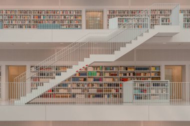 Stuttgart, Almanya - 1 Ağustos 2020 - Stadtbibliothek Halk Kütüphanesi Sabah vakti güneş ışığıyla
