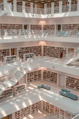 Stuttgart, Almanya - 1 Ağustos 2020 - Stadtbibliothek halk kütüphanesine sabah saatlerinde güneş ışığı ve güneş ışığı ile birlikte genel bakış