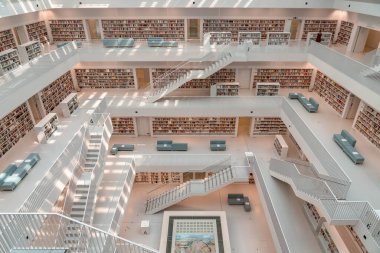 Stuttgart, Almanya - 1 Ağustos 2020 - Stadtbibliothek kütüphanesinde sabahları güneş ışığı alan çok az insan