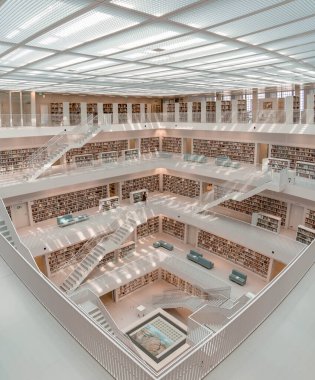 Stuttgart, Almanya - 1 Ağustos 2020 - Stadtbibliothek kütüphanesinde sabahları güneş ışığı alan çok az insan