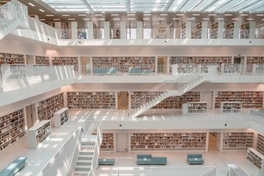 Stuttgart, Almanya - 1 Ağustos 2020 - Salgın sırasında sabah güneş ışığı alan boş Stadtbibliothek kütüphanesi