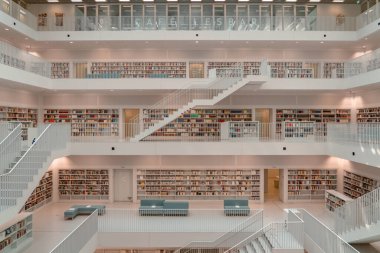 Stuttgart, Almanya - 1 Ağustos 2020 - Stadtbibliothek kütüphanesinde covid-19 salgını sırasında güneş ışığı alan kimse yok