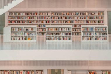 Stuttgart, Almanya - 1 Ağustos 2020 - Stadtbibliothek Halk Kütüphanesi 'ndeki kitaplıklar