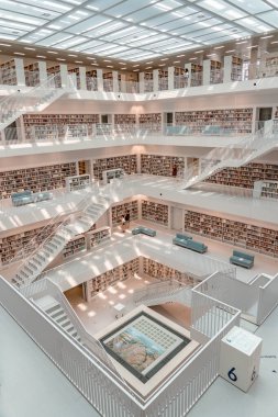 Stuttgart, Almanya - 1 Ağustos 2020 - Stadtbibliothek kütüphanesinde salgın sırasında güneş ışığı alan çok az insan