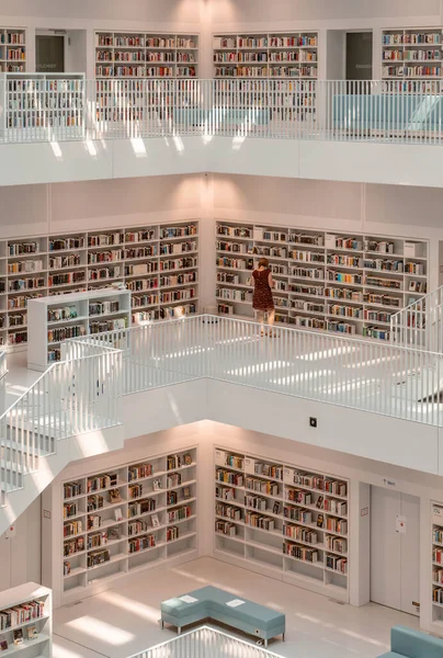 德国斯图加特 2020年8月1日 戴面具的女人带着太阳光在Stadtbibliothek公共图书馆看书 — 图库照片