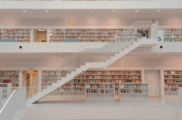 Stuttgart, Alemania - Aug 1, 2020 - Pocas personas con máscara en la biblioteca Stadtbibliothek con luz durante la pandemia — Foto de Stock