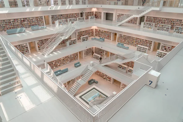 Stuttgart, Alemania - Aug 1, 2020 - Pocas personas en la biblioteca de Stadtbibliothek con luz solar en la mañana durante el tiempo de pandemia —  Fotos de Stock