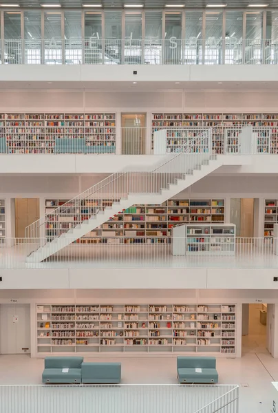 Stuttgart, Alemania - Aug 1, 2020 - No hay personas en la biblioteca de Stadtbibliothek con luz solar durante la pandemia de covid-19 — Foto de Stock