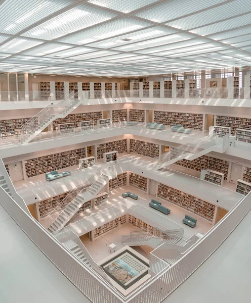 Штутгарт, Германия - 1 августа 2020 - Немногие люди в библиотеке Штадтбиблиотек с солнечным светом утром во время пандемии — стоковое фото