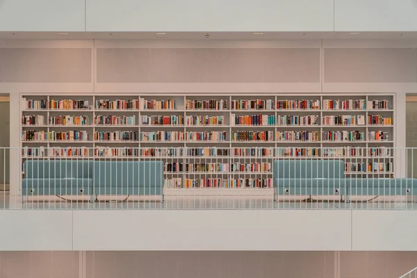 Stuttgart, Tyskland - 1 aug 2020 - Blå soffa på tomt Stadtbibliothek bibliotek med solljus på morgonen — Stockfoto