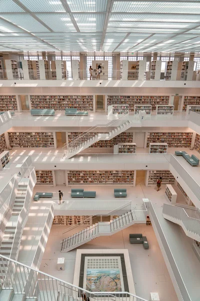 Στουτγάρδη, Γερμανία - Αυγ 1, 2020 - Λίγοι άνθρωποι στη βιβλιοθήκη Stadtbibliothek με ηλιακό φως το πρωί κατά τη διάρκεια πανδημίας — Φωτογραφία Αρχείου