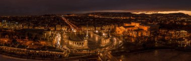 Budapeşte kışında şehir ışıkları açıkken Kahramanlar Meydanı 'nın hava panoramik görüntüsü.