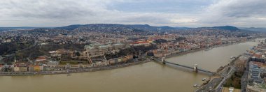 Budapeşte tepesindeki Buda Kalesi 'nin hava panoramik çekimi kış sabahı