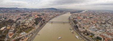 Budapeşte 'de bulutlu bir kış sabahı Tuna Nehri' nin panoramik görüntüsü.