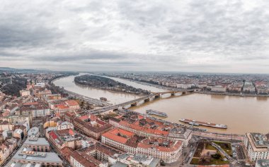 Margaret Adası 'nın Tuna Nehri' ndeki bulutlu kış sabahı insansız hava aracı görüntüsü.