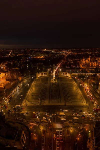 Budapeşte 'de Kahramanlar Meydanı' ndaki Vajdahunyad Şatosu 'nda şehir ışıkları açıkken havadan çekilen güzel sanatlar.