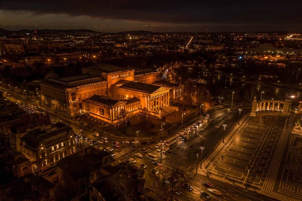 Budapeşte 'deki Kahramanlar Meydanı' ndaki müzenin insansız hava aracı görüntüleri. Işıklar açık.