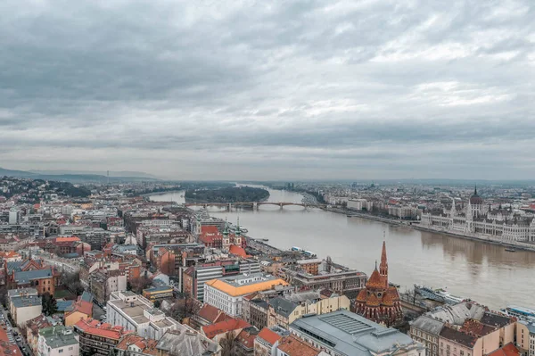 Margaret Adası 'nın Tuna Nehri' ndeki bulutlu kış sabahı insansız hava aracı görüntüsü.