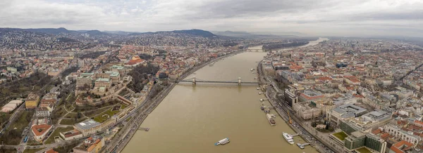 Budapeşte 'de bulutlu bir kış sabahı Tuna Nehri' nin panoramik görüntüsü.