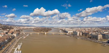 Macaristan Parlamentosu 'nun Budapeşte' de sabah saatlerinde Danube 'nin gölgesindeki panoramik hava manzarası
