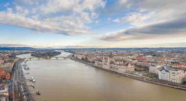 Budapeşte 'de kış mevsiminde Daunube Nehri kıyısından havadan drone görüntüsü.