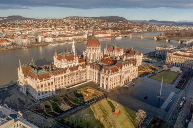 Budapeşte 'nin doğu yakasında Macaristan Parlamentosu tarafından Kossuth Lajos Meydanı' nın insansız hava aracı görüntüsü
