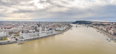 Budapeşte 'de Ddanube tarafından Macaristan Parlamentosu' nun hava panosu görüntüsü.