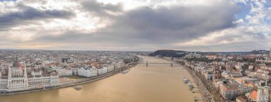 Szechenyi Köprüsü 'nün Budapeşte' de kış sabahı çekilmiş panoramik görüntüsü. Yüksek kalite fotoğraf