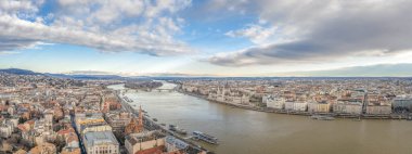 Tuna 'nın Budapeşte' de kış sabahı yaptığı Macar Parlamentosu 'nun hava panoramik görüntüsü.