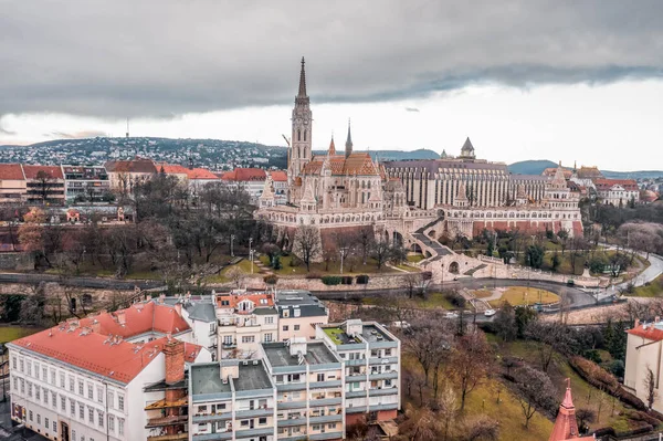 布达佩斯Buda山上的Matthias教堂在冬季日出前被无人驾驶飞机击中 — 图库照片