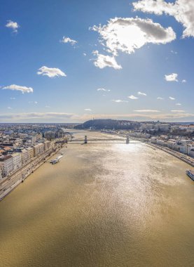 Szchenyi Köprüsü 'nün Budapeşte' de kış sabahı Tuna üzerindeki insansız hava aracı görüntüleri.