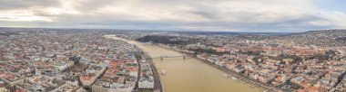 Budapeşte 'nin kış sabahı Tuna nehri kıyısında havadan çekilen panoramik drone görüntüsü.