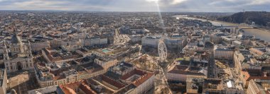 Budapeşte şehir merkezinin hava panoramik insansız hava aracı görüntüsü.