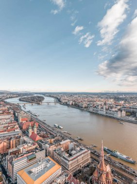 Budapeşte 'de Budapeşte' deki Tuna tepesinden Macar Parlamentosu 'nun insansız hava aracı görüntüleri.