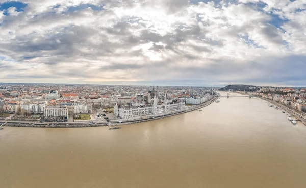 Aerial pano drone shot of Hungarian Parliament by Ddanube in Budapest winter morning — Foto de Stock