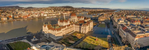 Panoramiczny widok z lotu ptaka na wschodni plac parlamentu węgierskiego w Budapeszcie — Zdjęcie stockowe