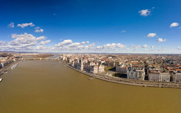 Vista aérea del Parlamento húngaro Isla Margarita por el danubio en Budapest mañana — Foto de Stock