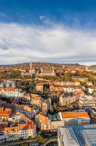 Flygdrönare skott av Fishermans Bastion i Budapest morgon sol glöd på vintern — Stockfoto