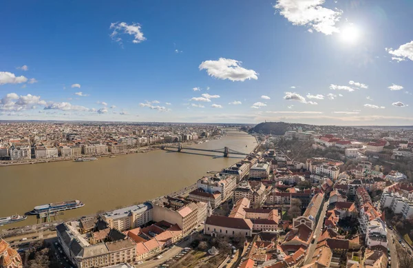 Aerial drone shot of Chain bridge over Danube from Buda hill in Budapest winter morning — Foto de Stock