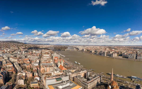 Foto aérea de avión no tripulado del Parlamento húngaro con nubes en Budapest Mañana de invierno — Foto de Stock