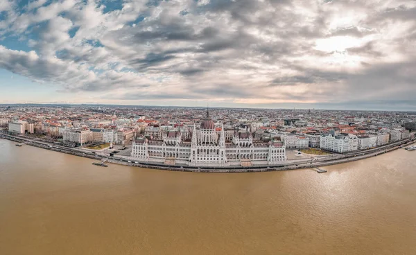 Fotos de aviones teledirigidos de gran angular del Parlamento húngaro con nubes en Budapest Mañana de invierno — Foto de Stock