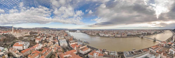 Zdjęcie panoramiczne drona węgierskiego parlamentu przez Dunaj w zimowy poranek Budapesztu — Zdjęcie stockowe
