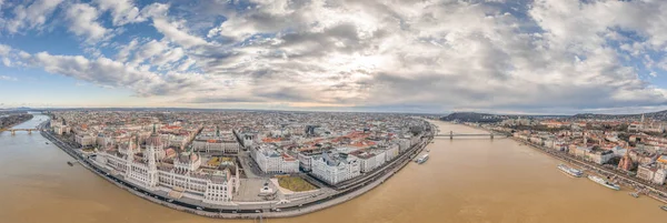 Luftaufnahme von Budapest an der Donau in der Wintersonne — Stockfoto