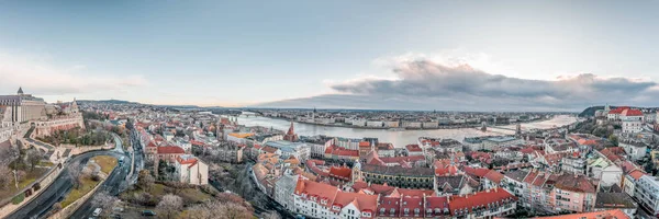 Panoramic aerial view of Danube river from Buda hill in Budapest winter morning — Stock Photo, Image