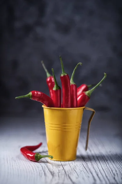 Piros Chili Paprika Egy Yello Vödör Egy Fából Készült Asztal — Stock Fotó